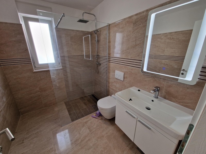 Salle de bains avec douche.