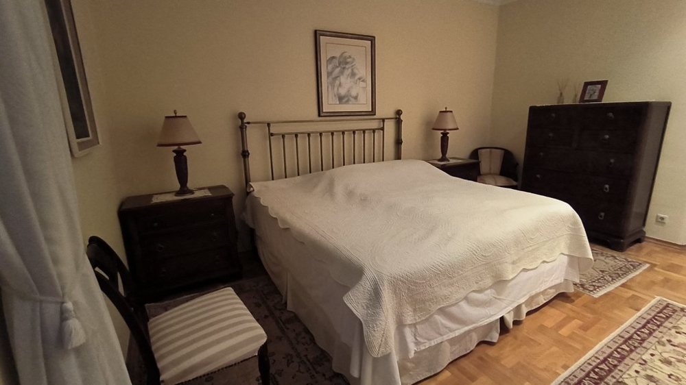 La plus grande chambre avec un lit double.