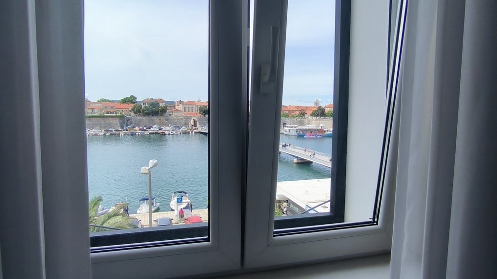 Vue mer depuis la fenêtre de l'appartement A2860 dans le centre-ville de Zadar, Croatie.