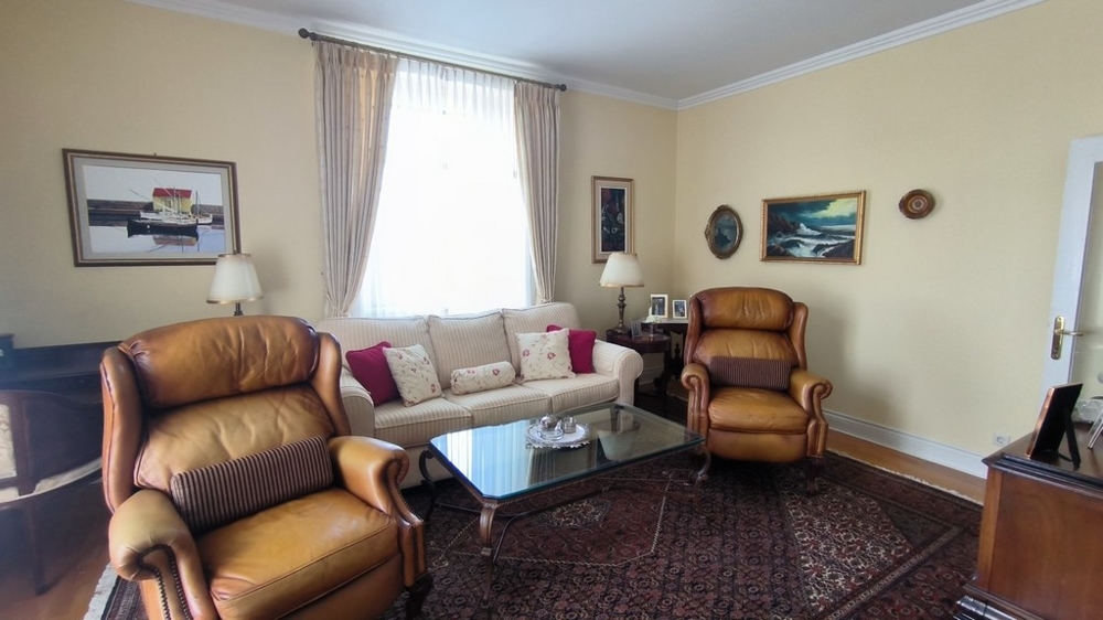 Le salon avec mobilier de qualité.
