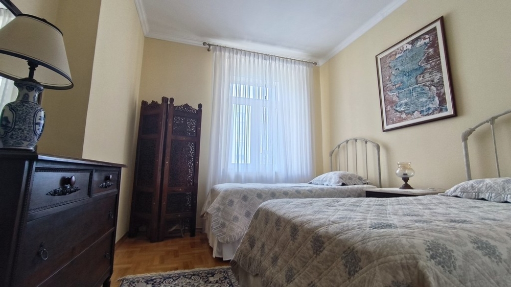 Chambre avec deux petits lits simples.