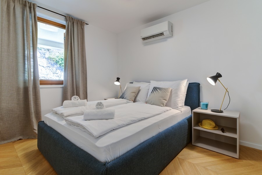 Chambre lumineuse avec fenêtre