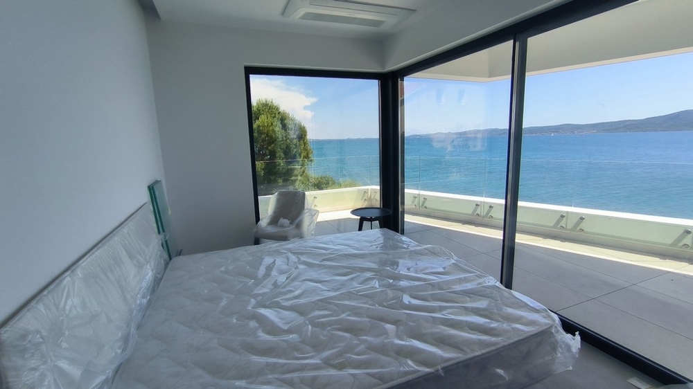 Vue sur la mer depuis la chambre avec un lit double neuf.