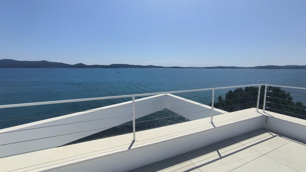 Toit-terrasse avec vue de rêve sur la mer.