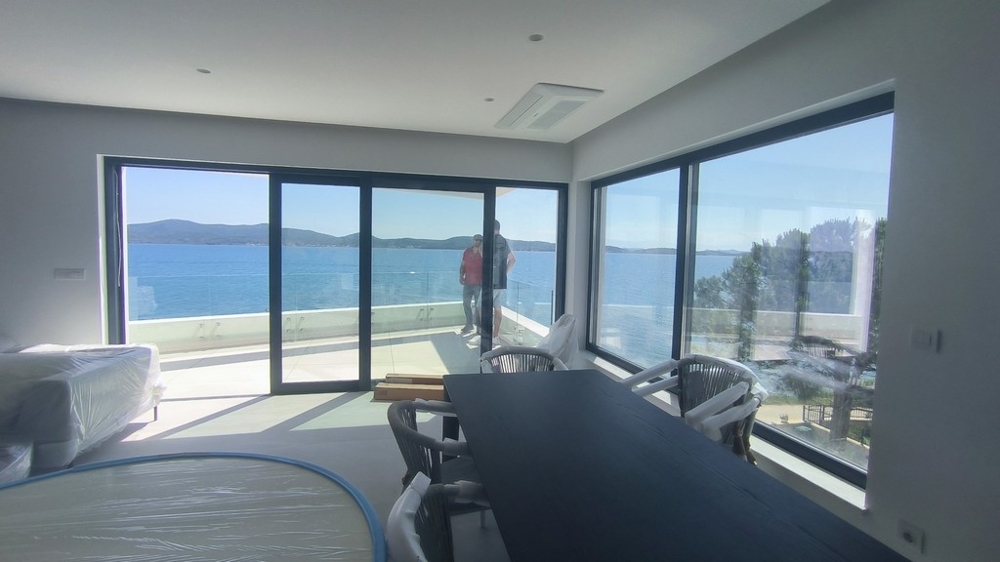 Salon avec magnifique vue mer.