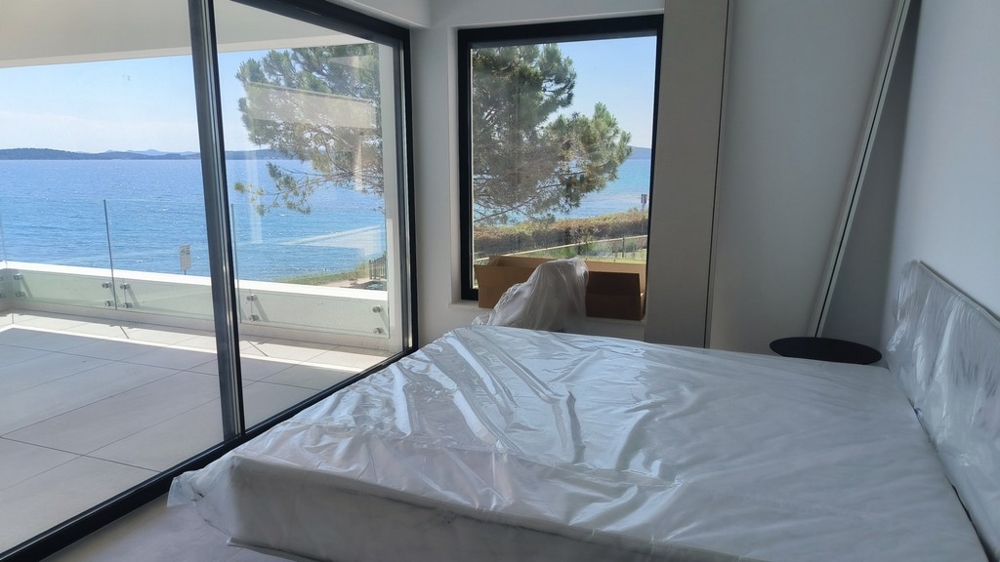 Chambre avec terrasse et vue sur la mer.