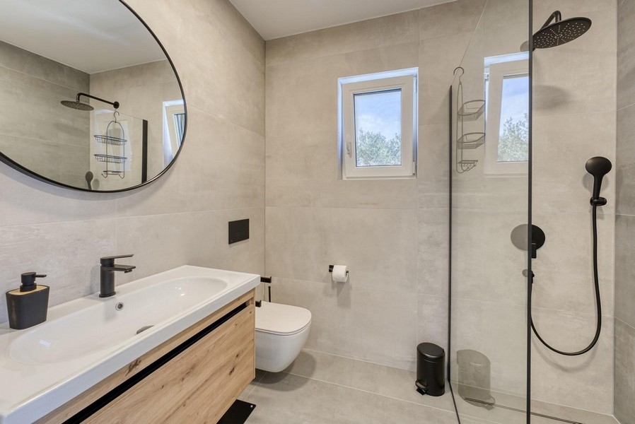 Salle de bains avec douche.