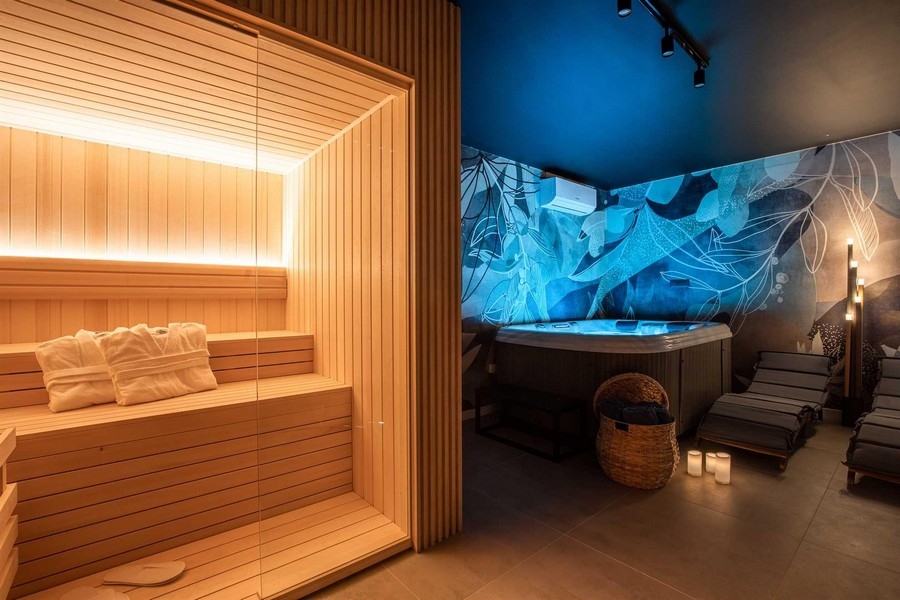 Espace bien-être avec sauna et jacuzzi.