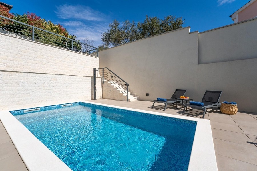 Piscine du bien (appartement de luxe), en vente sur l'île de Krk en Croatie.