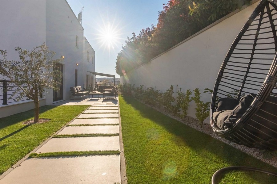 Beau jardin entretenu de l'appartement A2905 (bien dans la ville de Krk).