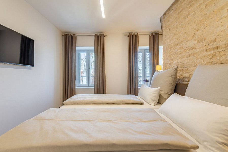 Chambre avec télévision.