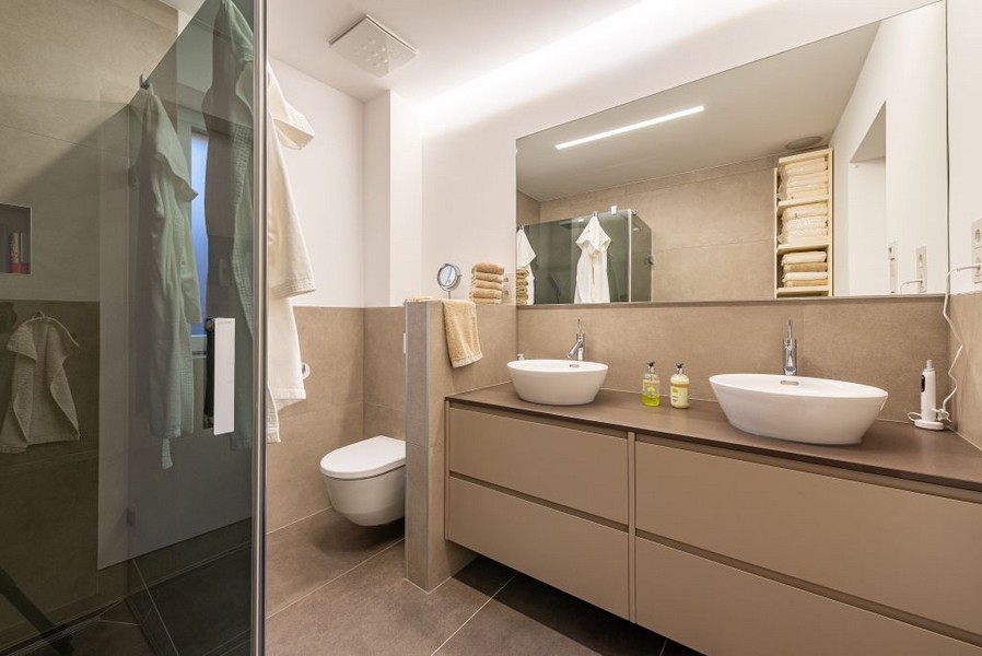Salle de bains moderne et lumineuse