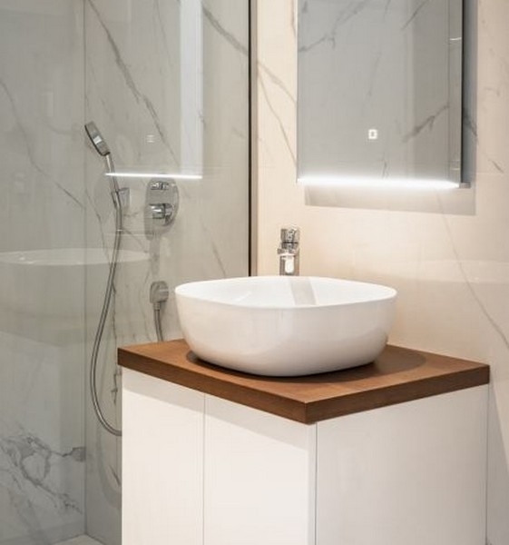 Salle de bains haut de gamme avec douche