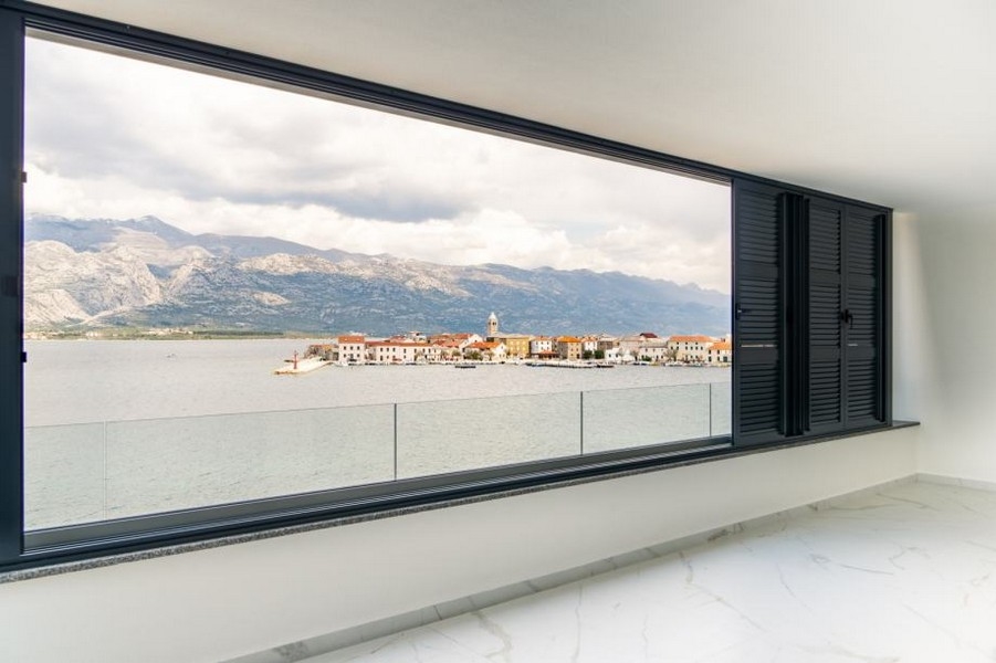 Grandes fenêtres avec magnifique vue mer