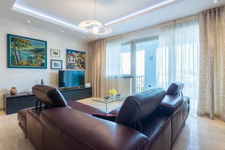 Salon avec mobilier moderne et haut de gamme.