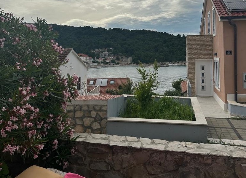 Appartement en rez-de-chaussée en Croatie sur l'île de Solta à vendre - Panorama Scouting. ID : A2998.