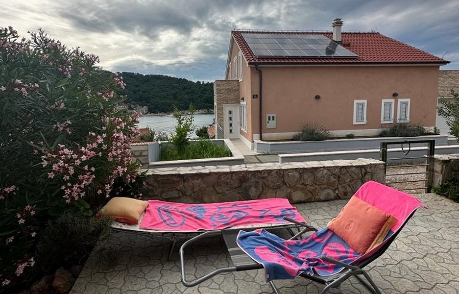Terrasse avec vue mer du bien A2998 en Croatie, île de Solta, Dalmatie.