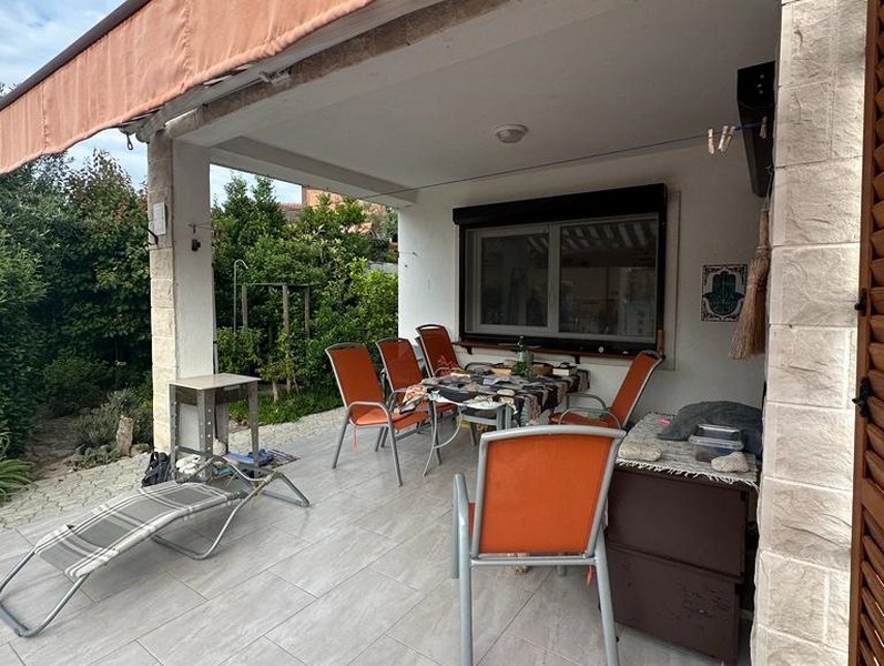 Terrasse au rez-de-chaussée du bien A2998 en Croatie - Panorama Scouting.