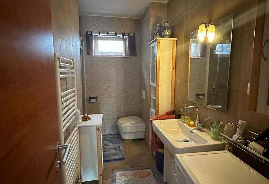 Salle de bains avec toilettes.