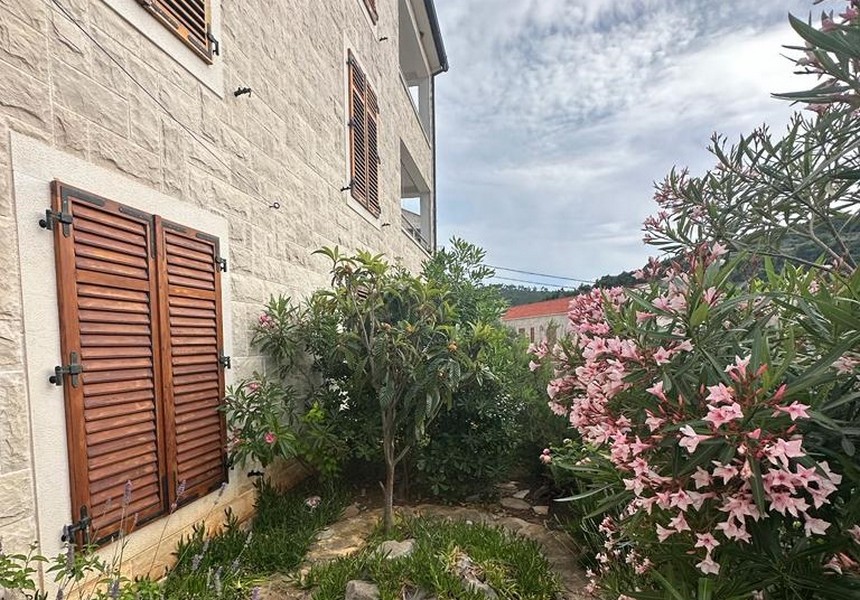 Espace extérieur méditerranéen du bien A2998 sur l'île de Solta en Croatie.