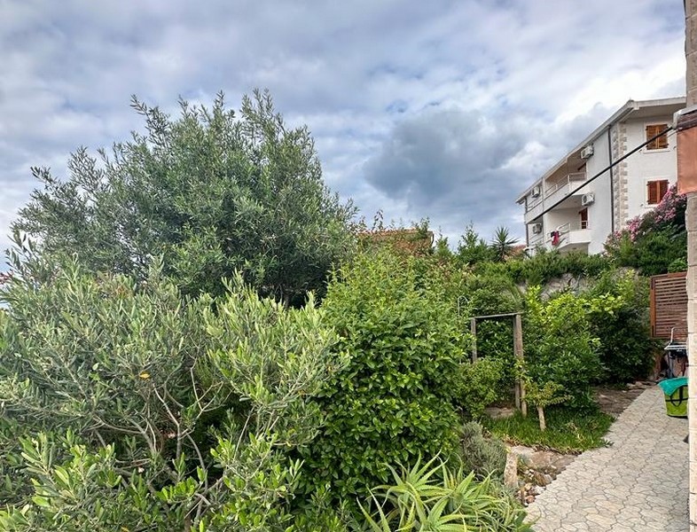 Jardin méditerranéen de l'appartement A2998 à Stomotska en Croatie.