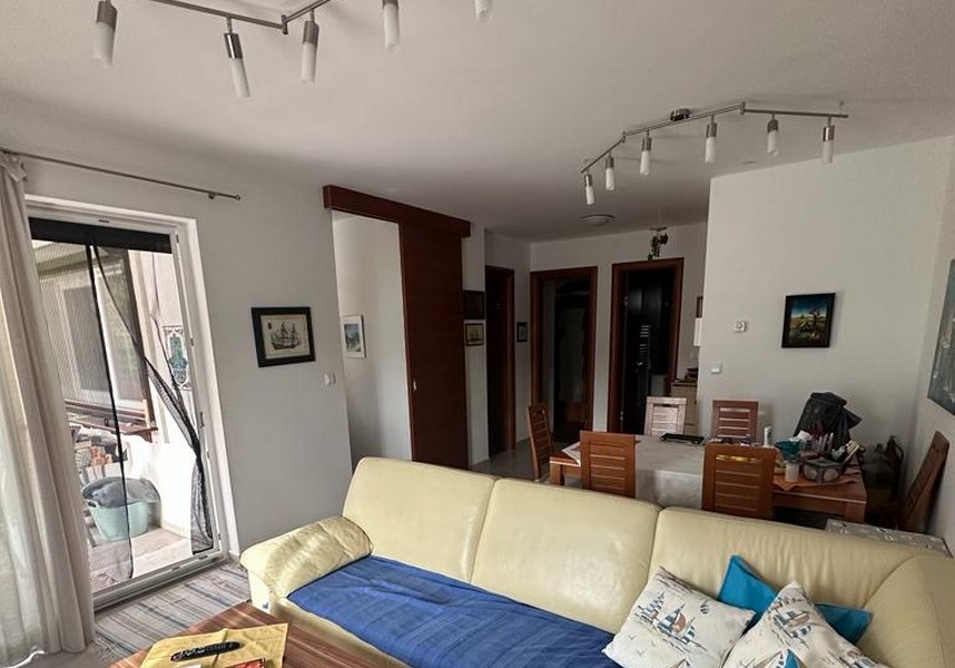Séjour meublé et vue sur la table à manger.