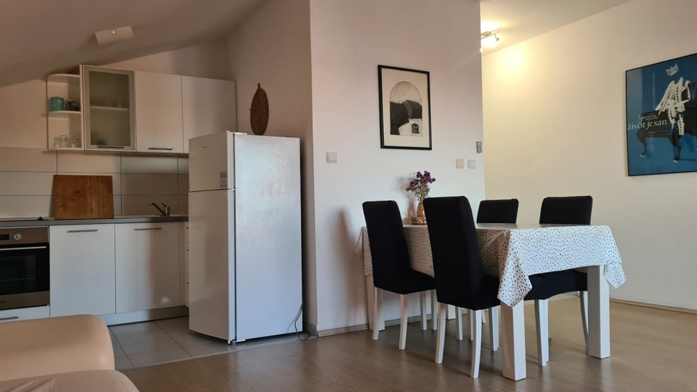 L'appartement est proposé à la vente meublé.