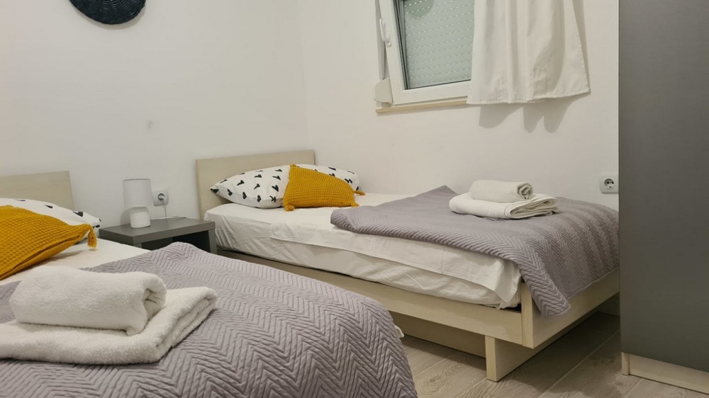Chambre avec deux lits simples confortables.