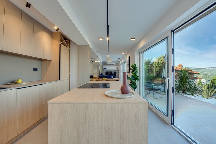 Cuisine moderne avec coin repas.