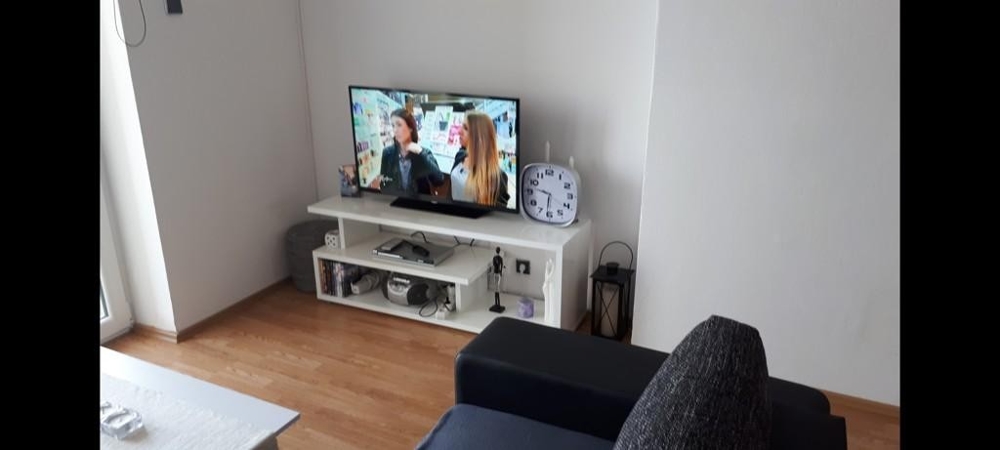 Vue sur la TV de l'appartement.