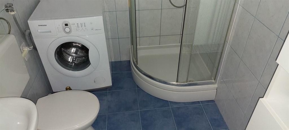 Salle de bains avec douche.