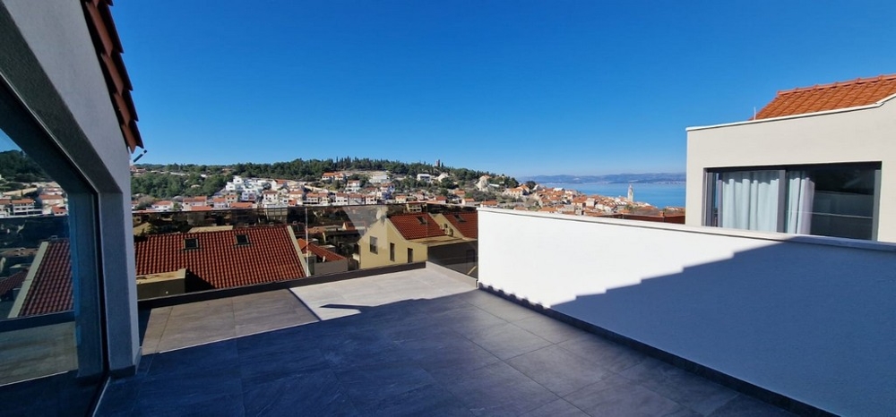 Terrasse du bien A3058, proposé à la vente sur l'île de Brac en Croatie.