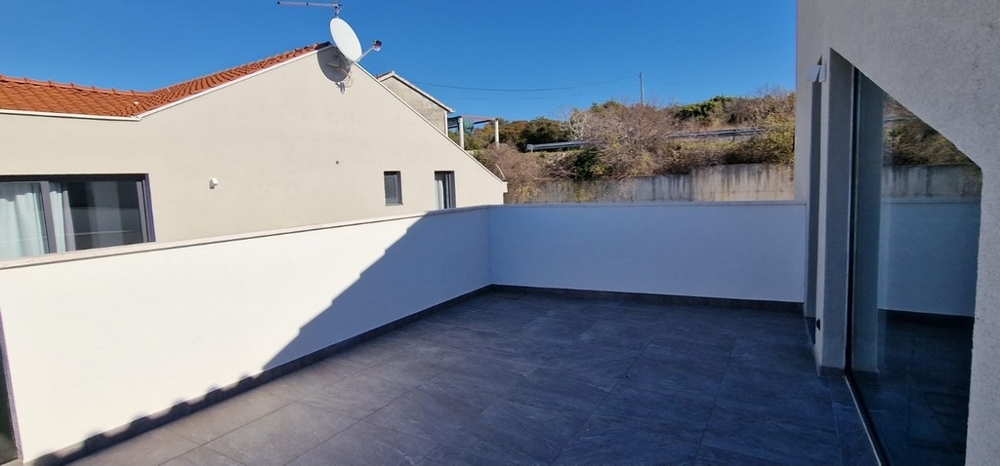 Grande terrasse de l'appartement A3058 en Croatie dans le village de Sutivan.