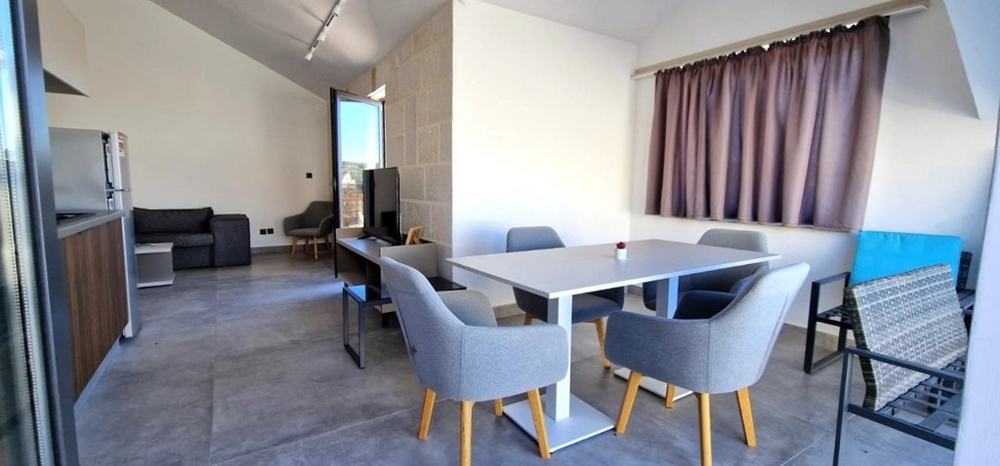 Coin repas sous les combles.
