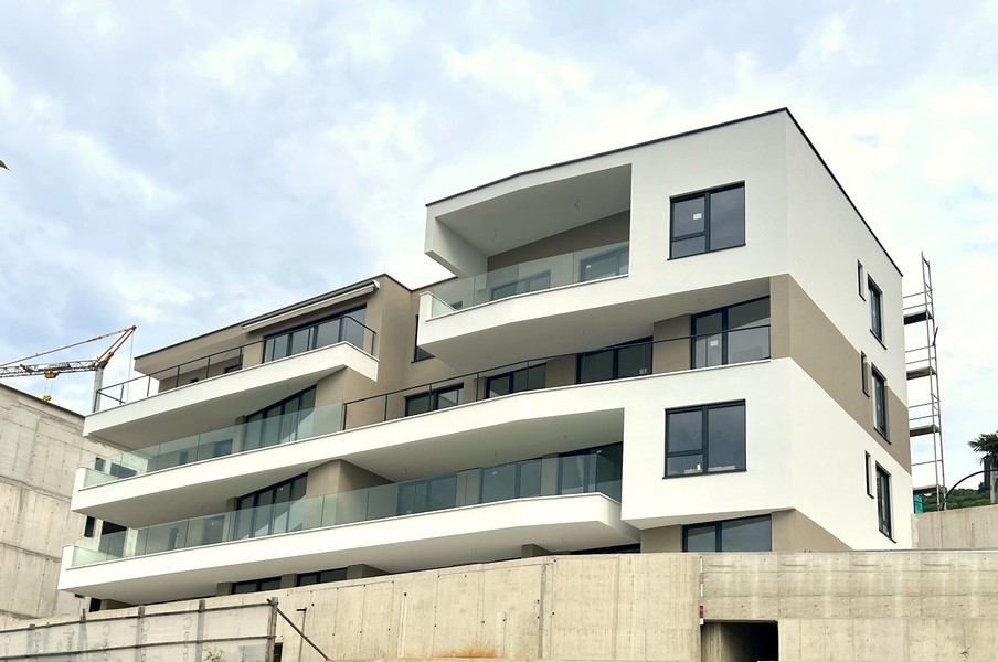 Immeuble neuf à Opatija avec balcons courbes
