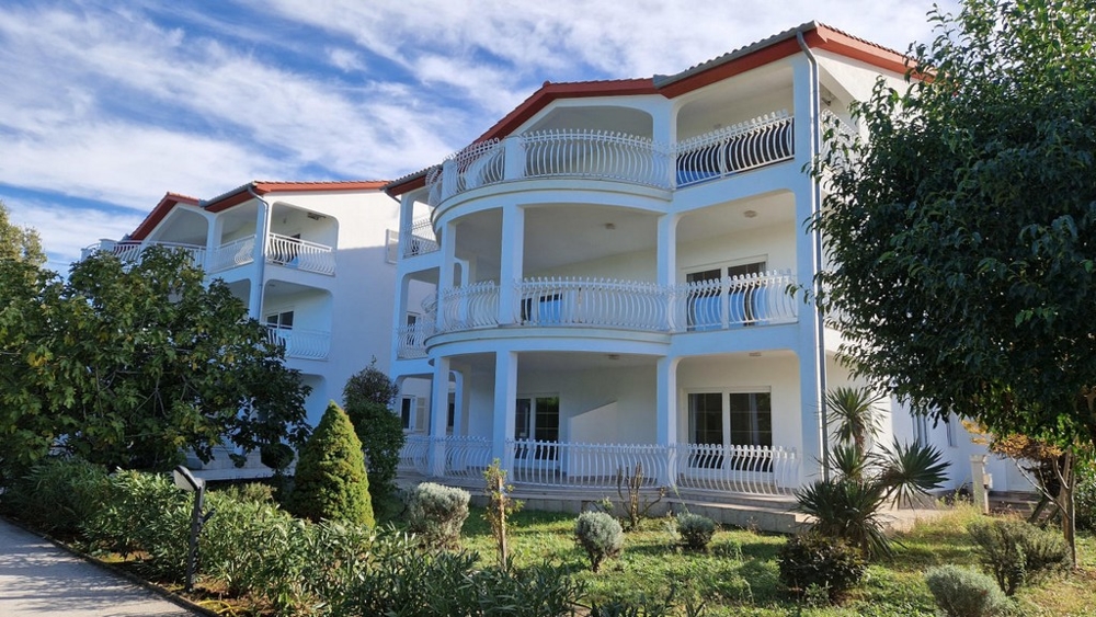 Bel immeuble avec appartements bien entretenus et piscine commune