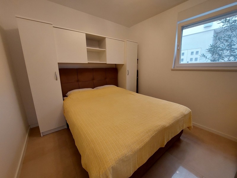 Chambre avec placard encastré.