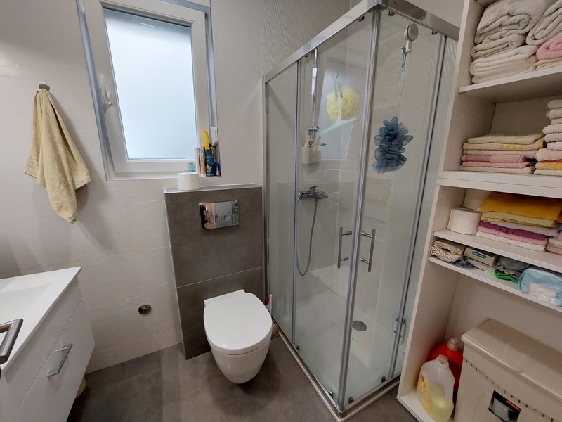 Douche dans la salle de bains.