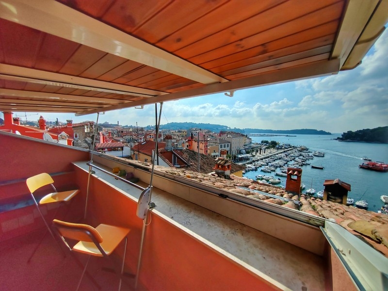 Balcon avec plafond en bois et vue sur la vieille ville jusqu'au port