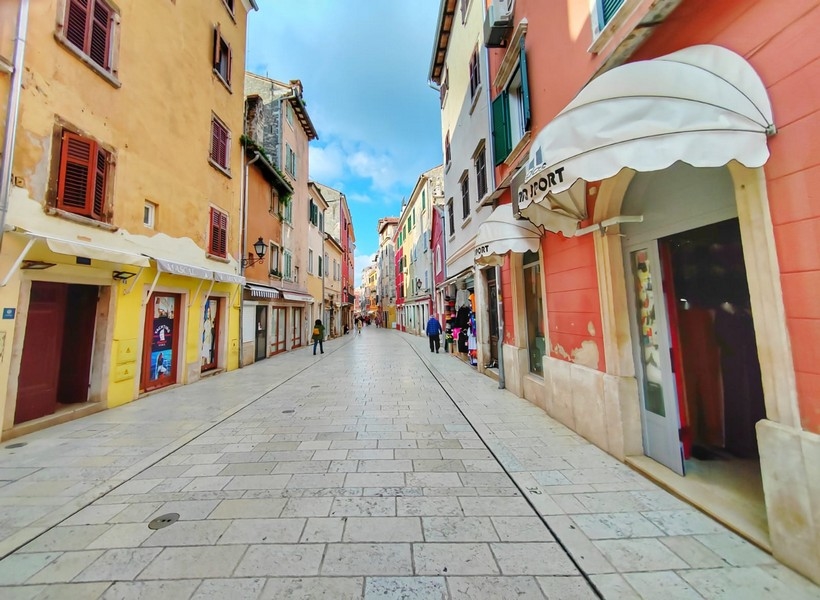 Ruelle pavée de la vieille ville avec façades colorées et boutiques