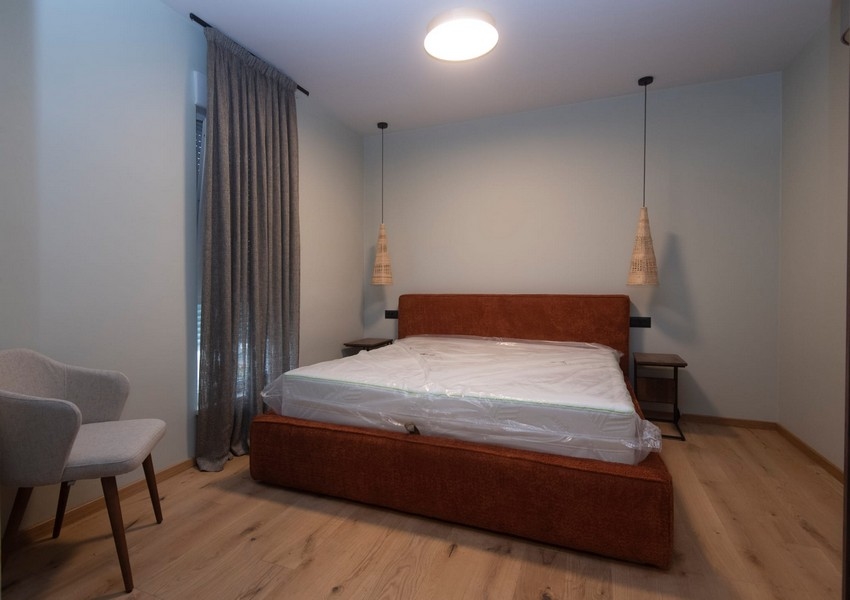 Chambre principale avec un grand lit confortable