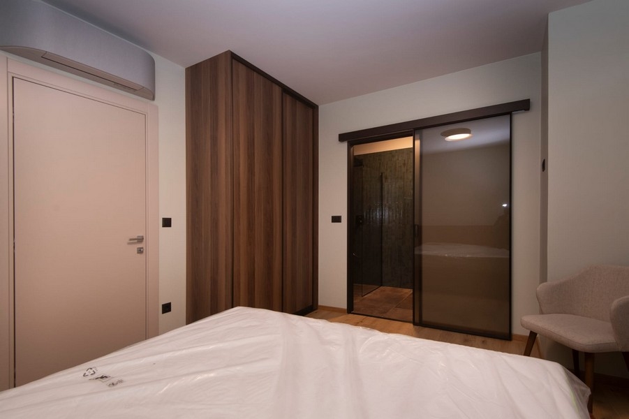Chambre avec accès direct à la salle de bains