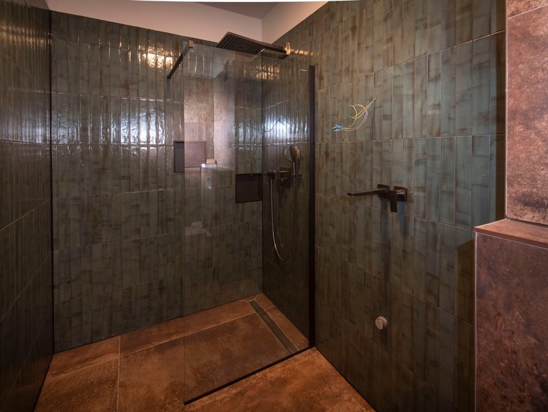 Salle de bains avec une spacieuse douche à l'italienne