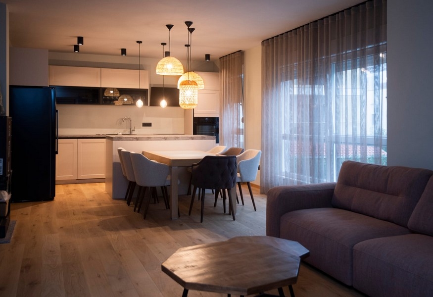 Cuisine et coin repas modernes dans un appartement à vendre