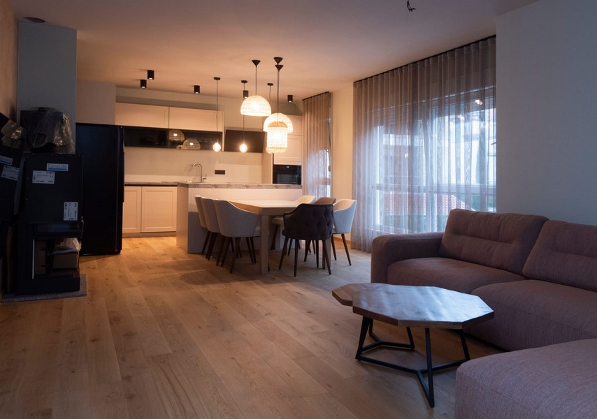 Salon élégant et moderne avec transition vers la cuisine
