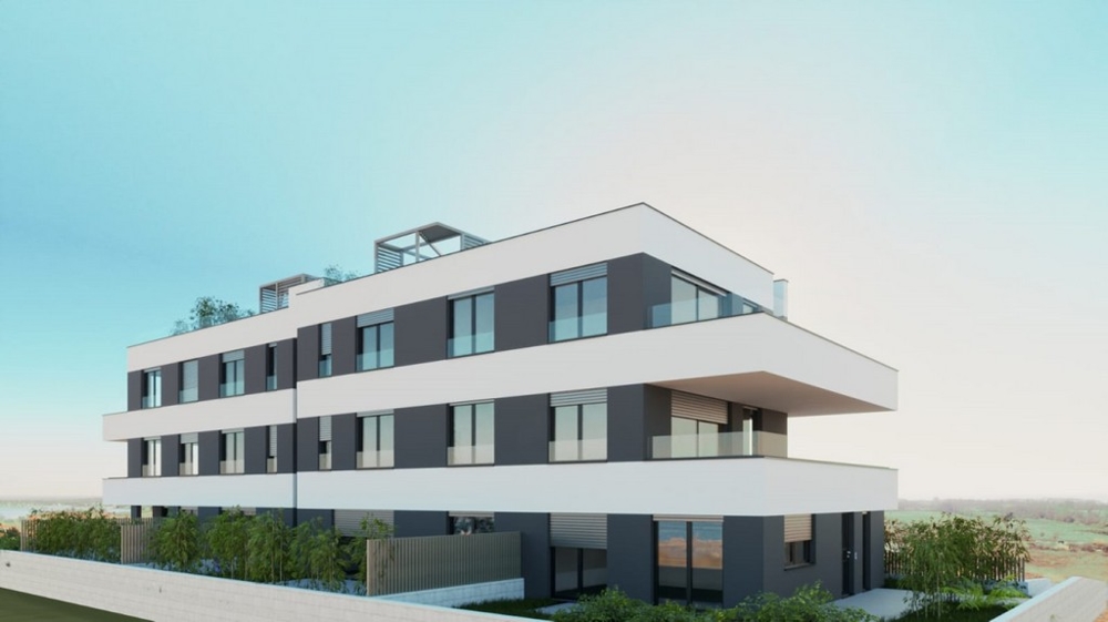 Vue latérale de l'immeuble neuf avec balcons et toits-terrasses