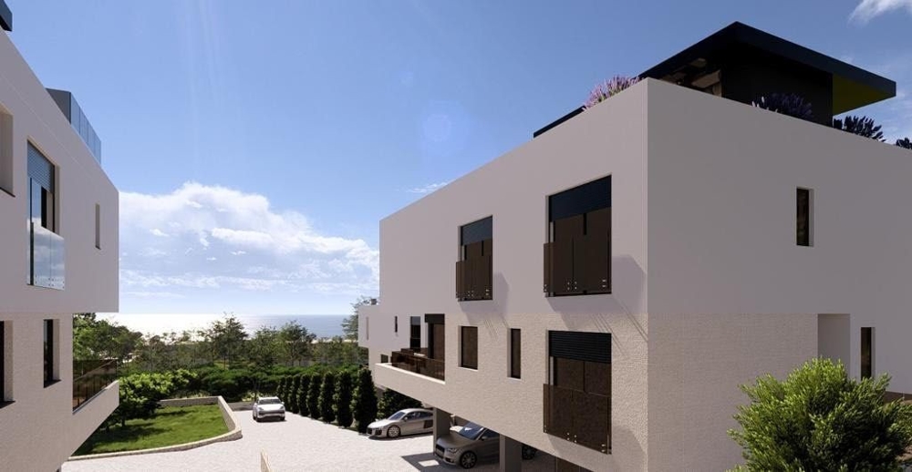 Vue d'une villa blanche minimaliste avec vue mer, nichée dans le paysage naturel de la Croatie – habitat exclusif en Croatie.