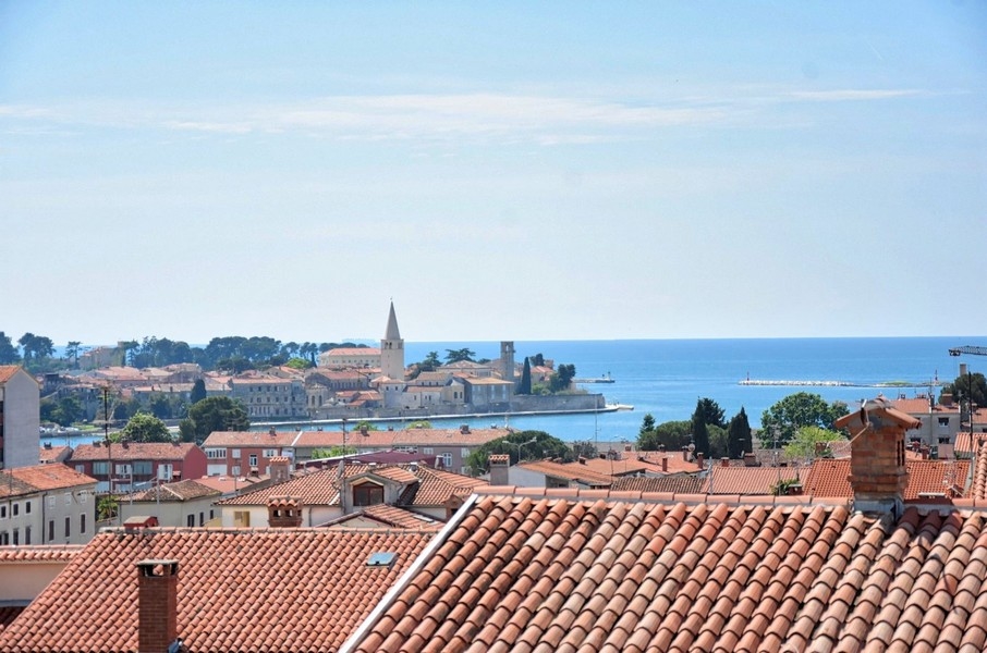 Vue sur les toits en terre cuite jusqu'à la mer Adriatique depuis un penthouse à vendre en Istrie.