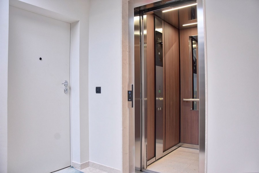Porte d'ascenseur et entrée d'un penthouse moderne en Istrie, en vente.