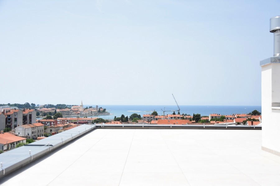 Vaste vue mer depuis la terrasse d'un penthouse en vente en Istrie.